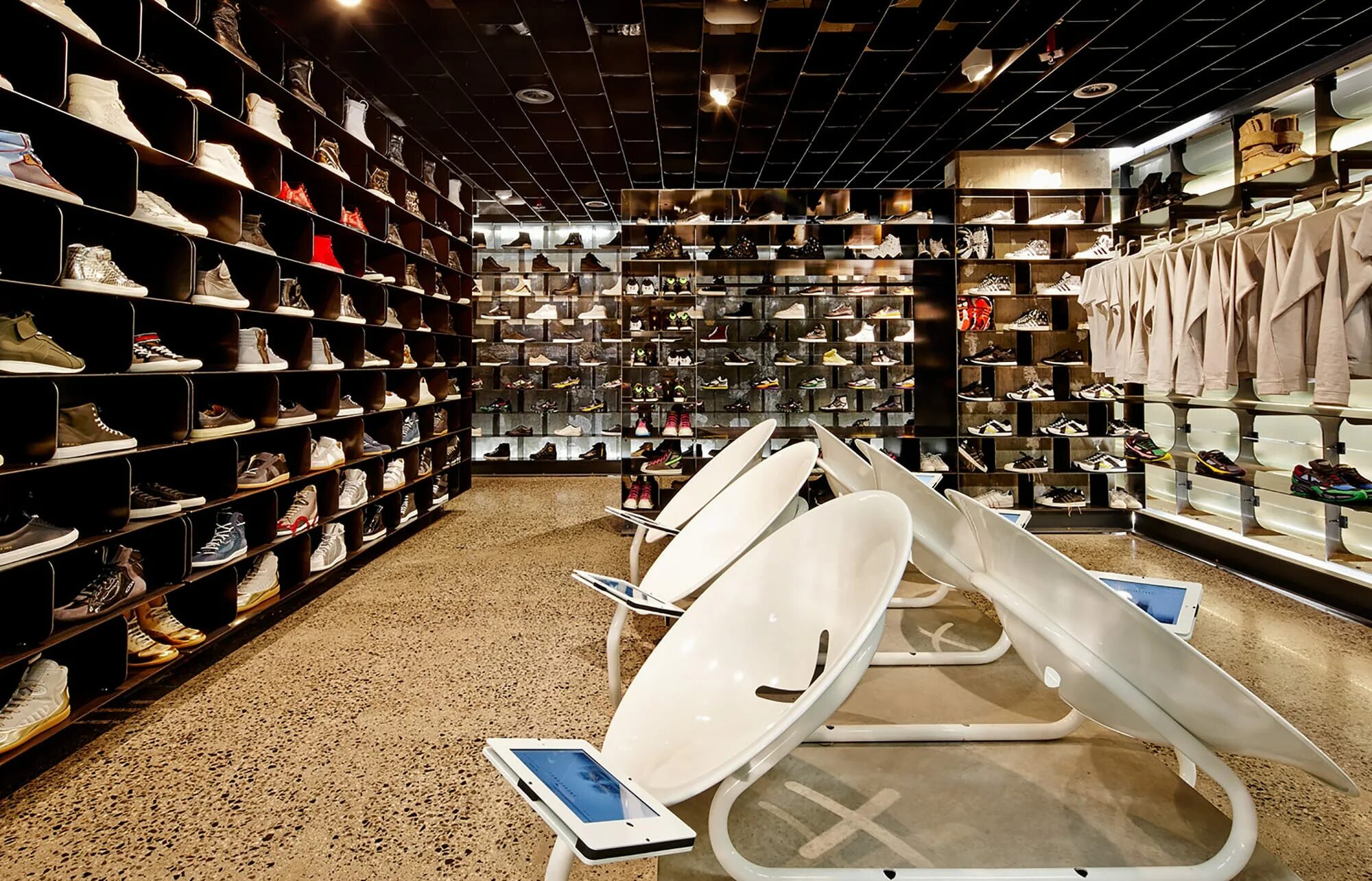 Сникеры nike boutique. Nike magazin turkiya. Витрина в стиле лофт. Интерьер магазина кроссовок. Сникеры nike boutique.
