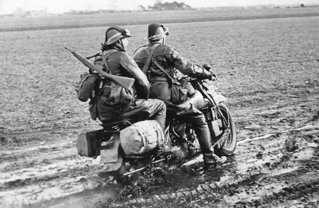 Мотоцикл итальянский Бианхин 1940. Triumph 1940 мотоцикл Вермахт. Немецкий военный мотоцикл. Мотоциклы второй мировой войны. Байков военная сцена