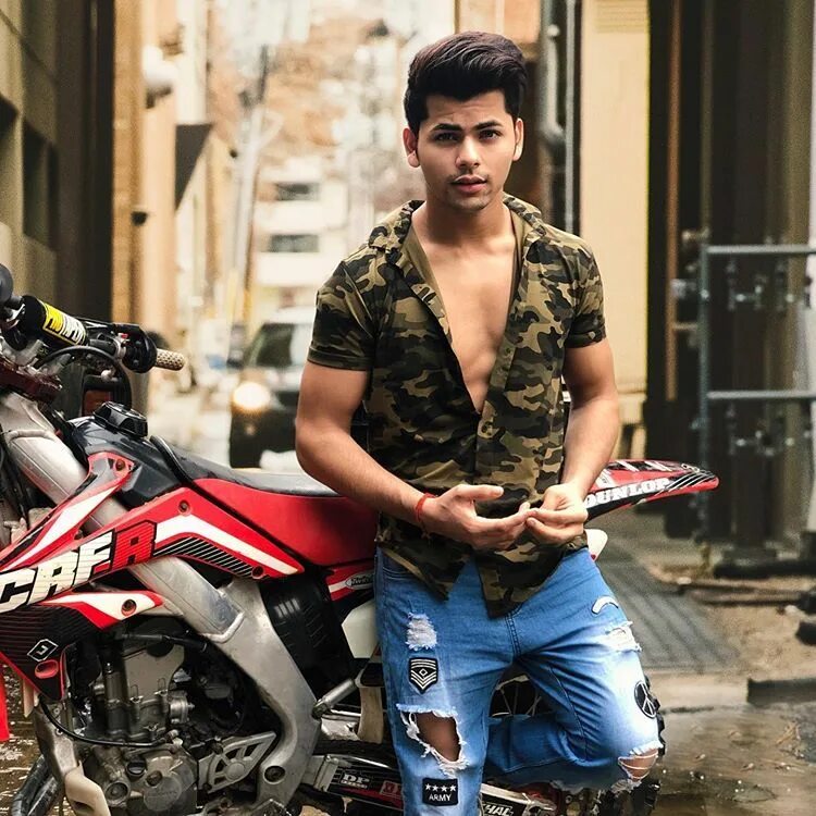 Сиддхартх нигам индийский актёр. Сиддхартх нигам актер. Сиддхарт нигам. Сиддхартх нигам алладин. Сиддхартх нигам 2020.