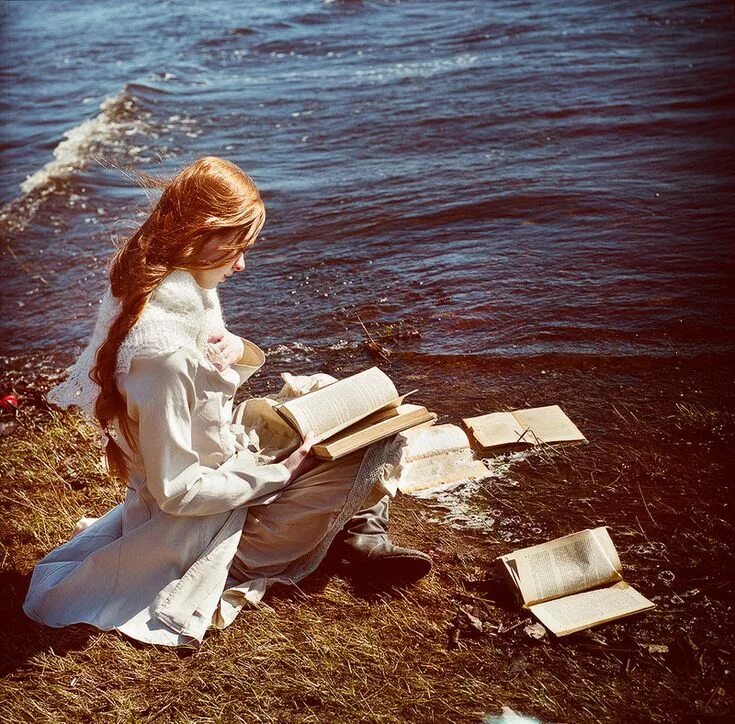Собственная жизнь читать. Девушка с книгой на море. Дама с книгой. Фотосессия с книгой. Девушка с книгой на природе.