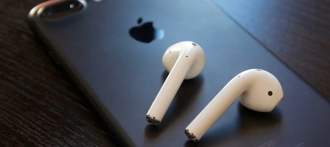 Наушники аирподс 2. Айрподс 2. AIRPODS 4k. Наушники AIRPODS 2 на фоне. Наушники беспроводные Apple на столе.