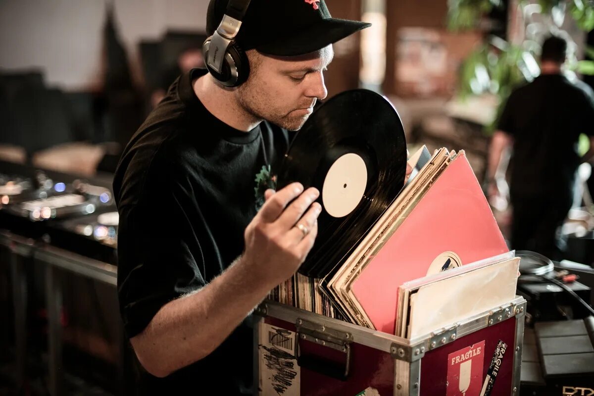 DJ Shadow "Endtroducing". DJ Shadow фото. DJ Shadow - 2005 - Endtroducing.... Шапов диджей. Дж техник