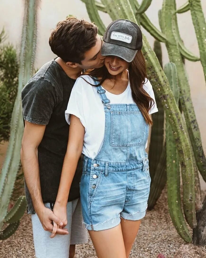 Подростковые парочки. Пара подростков эстетика. Любовь подростков. Влюбленная пара подростков. Влюблённые подростки.