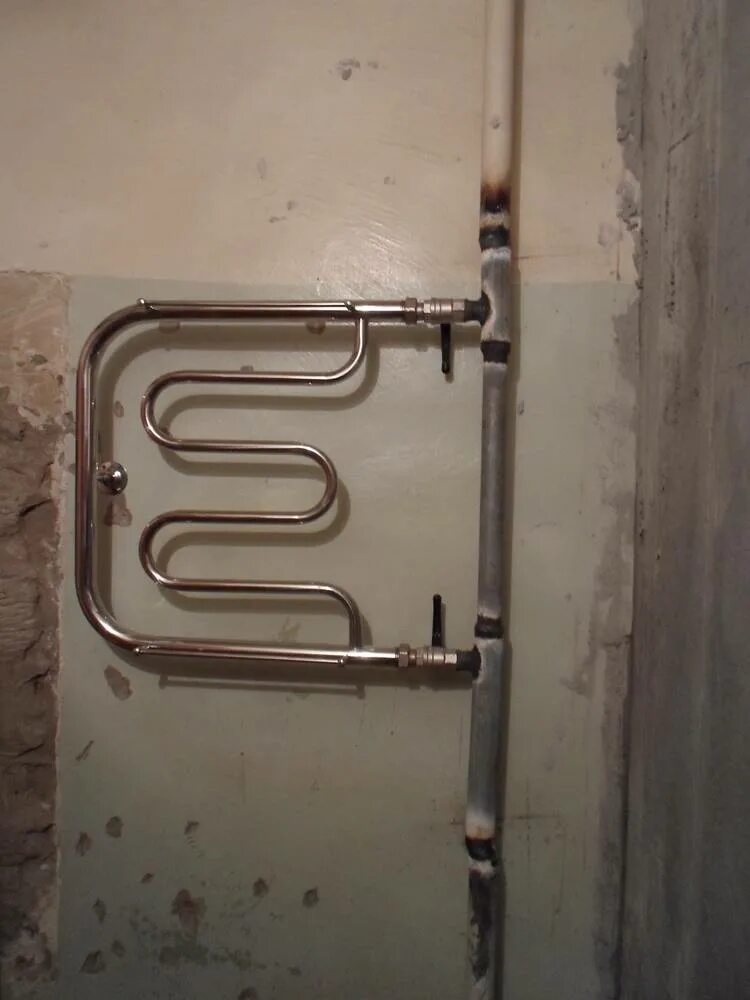 Как поменять полотенцесушитель в ванной своими руками. Монтаж полотенцесушителя в ванной хрущевки. Монтаж полотенцесушителя в ванной. Полотенцесушитель советский. Полотенцесушитель в ванной крепление.