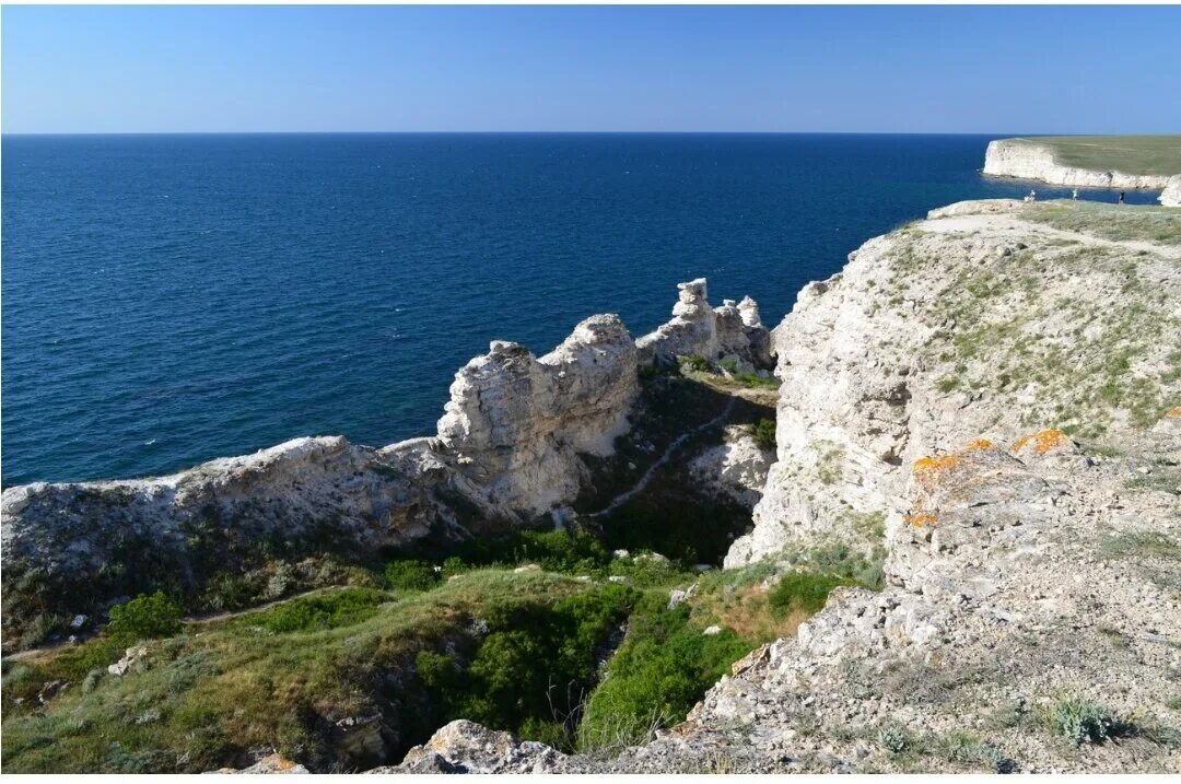 Информация о крыме. Западный крым мыс тарханкут. Территория западного крыма. Мыс тарханкут джангуль. Природа черноморского района астрагал тарханкутский.