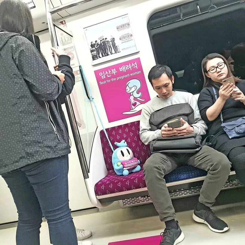 Кореянку в транспорте. Кореянка в машине ночью. Японский поезд - автобус. Сеул транспорт. Кореянка в маске.