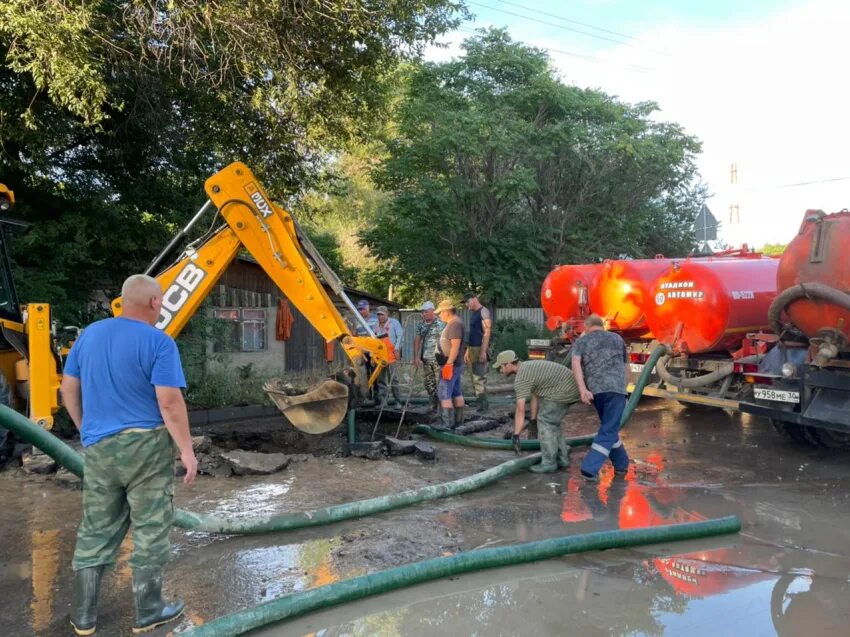 Почему нет воды астрахань сегодня. Авария на водопроводе. Авария на водопроводных сетях. Авария на водоводе.