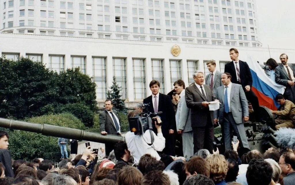 Штурм останкино 1993. 3 октября 1996. 1993 год москва белый дом штурм. Flint's crew гашек. Путч 1993 белый дом.