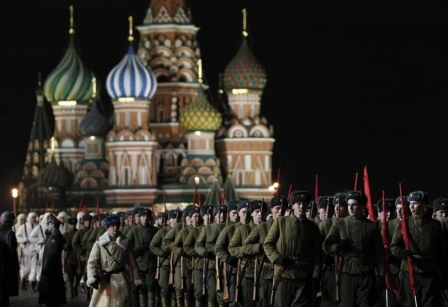 Парад 1941 года на красной площади. Парад на красной площади 7 ноября 1941 года. Парад в ноябре 1941 года в Москве. Парад 7 ноября 1941 года в Москве на красной площади Сталин. 7 ноября 2024 года