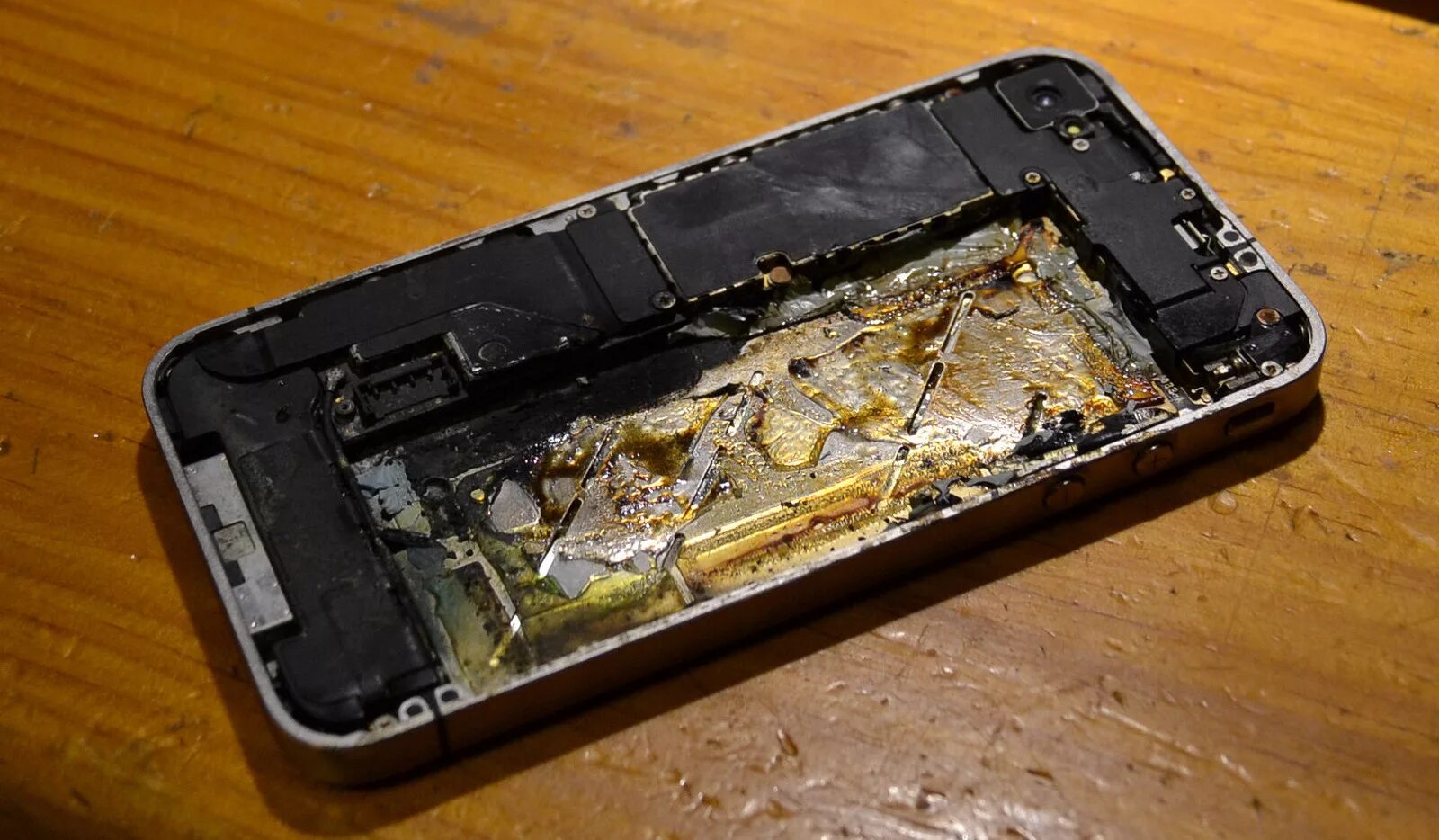 Греются ли айфоны. Айфон сгорел. Сгорел смартфон. Взорвался аккумулятор iphone.