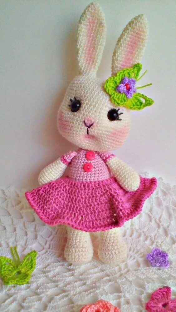 Кролик роджер амигуруми. Вязаные игрушки. Вязаные игрушки амигуруми. Плюшевый зайка амигуруми крючком. Зайка крючком мастер класс.