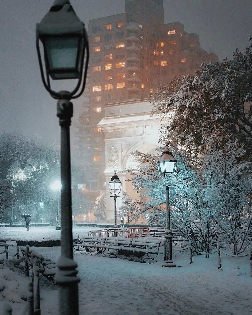 Город снег вечер. Зимний город. Гоор зима. Снег в городе. Город зимой.