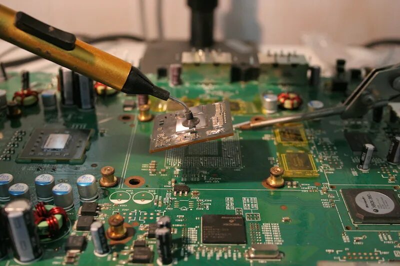 Установка элементов на плату. Пайка smd компонентов. демонтаж элементов с печатных плат. демонтаж радиоэлементов с печатных плат. паяние микросхем.