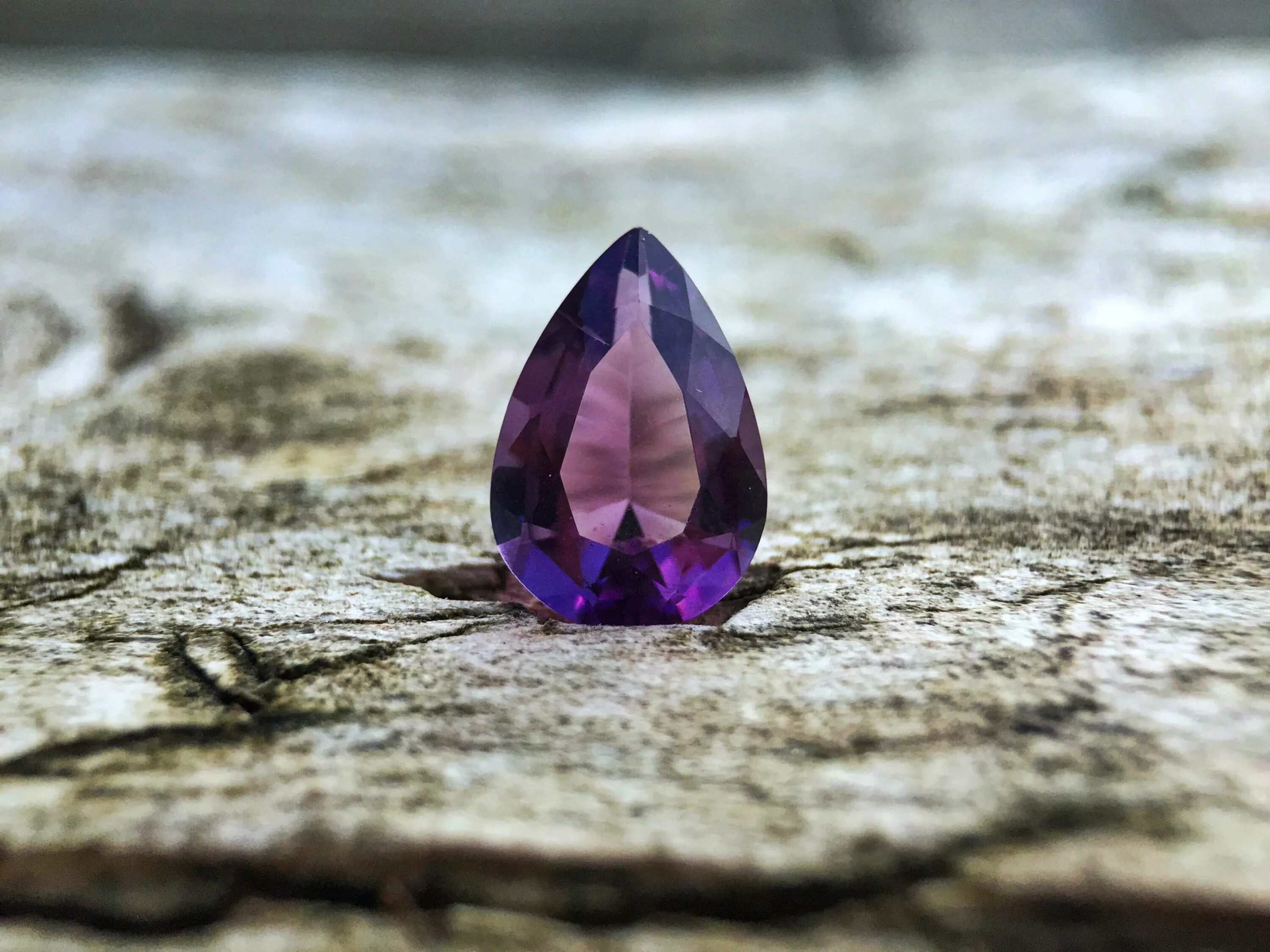 Какой камень фиолетовый. Александрит фиолетовый камень. Александрит камень Кристалл. Александрит огранка. Аметист турмалин хрусталь.