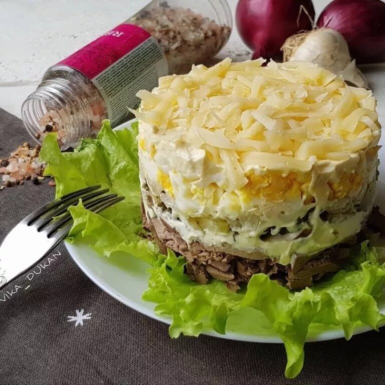 Салат куриная печень сыр. Салат слоёный Печёнкин. Слоёный салат с курицей. Слоёный салат с курицей и грибами. Слоёный салат с копчёной курицей и грибами.