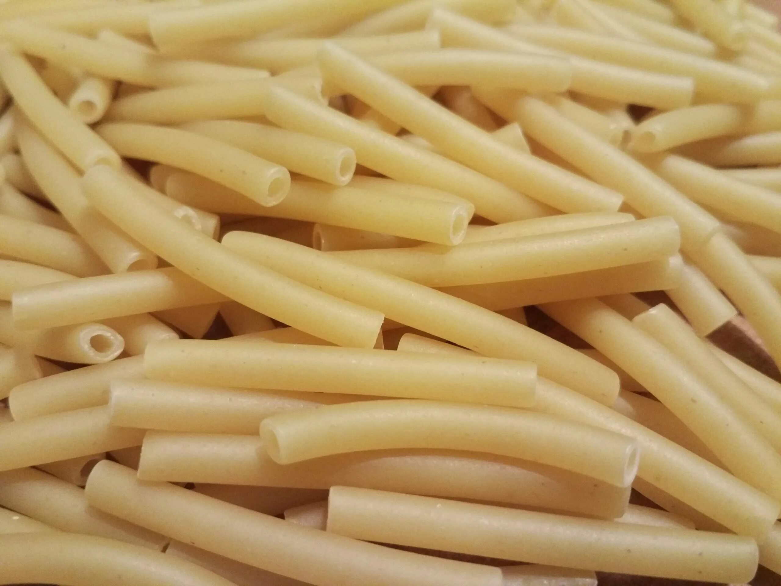 Лапша трубочки. Маккерони (maccheroni). трубчатые макаронные изделия. макароны прямые. макаронные изделия трубочки.