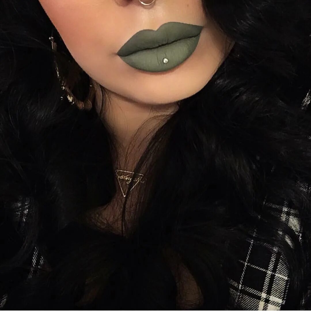 зеленые губы. зеленая помада.