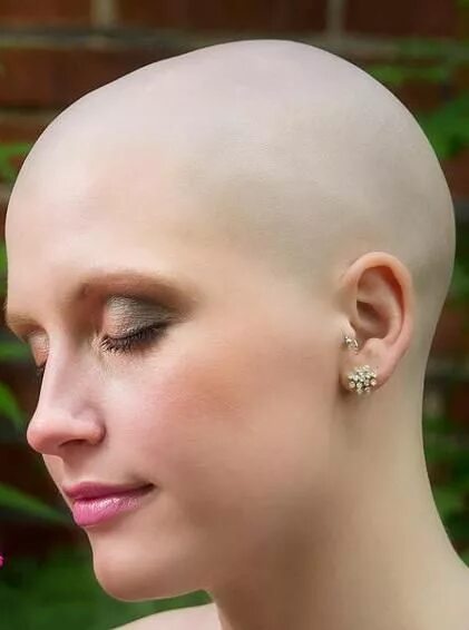 Нина выдриц лысая. Голове девушки видео. Голове девушки видео. Наташа уайтман лысая. Бритье головы у женщин.