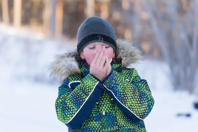 Охапка снега. Ребенок на морозе. Одежда на мальчика зима. Счастливые дети зимой. Дети смеются над ребенком в снегу.