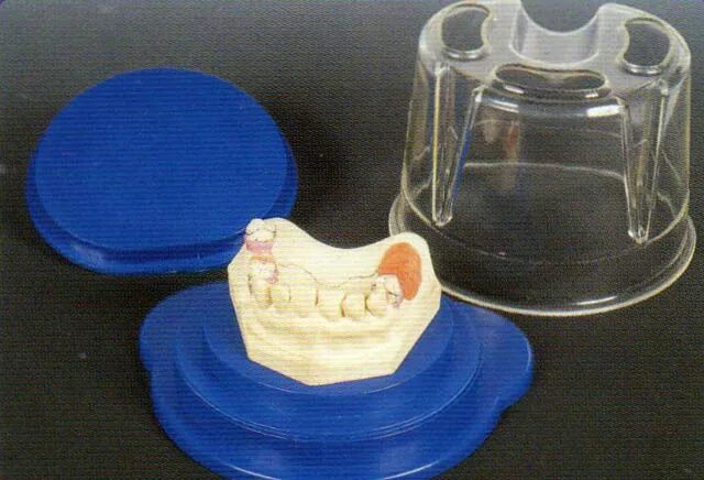 дублирование модели бюгельного протеза. дублирование бюгельного протеза. металлический каркас бюгельного протеза. кювета для дублирования силиконом зуботехническая. базис бюгельного протеза смоделированный.