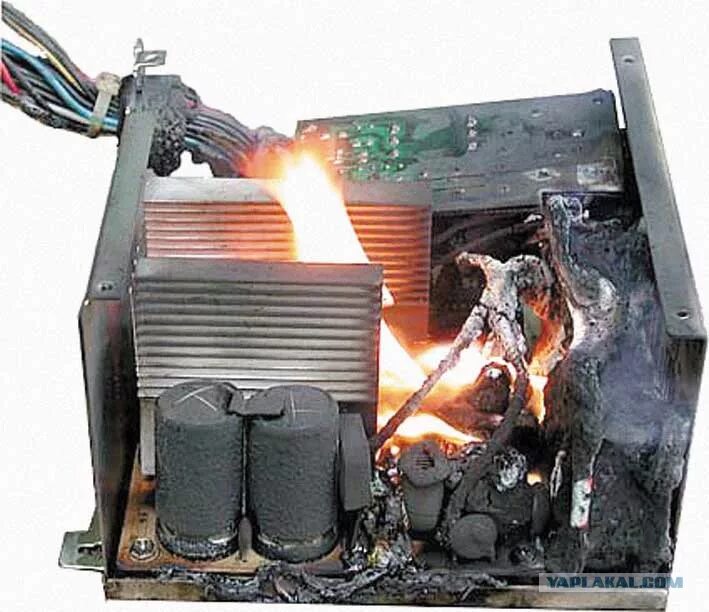 Сгоревший пк. Горит блок питания компьютера. Блок питания ПК сгоревший. Горелый блок питания. Горящий компьютер.