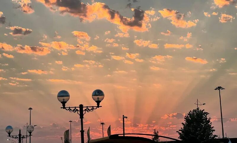 и быть над землей закатам. закат вселенной. необычный закат. красивый рассвет. и быть над землей закатам.