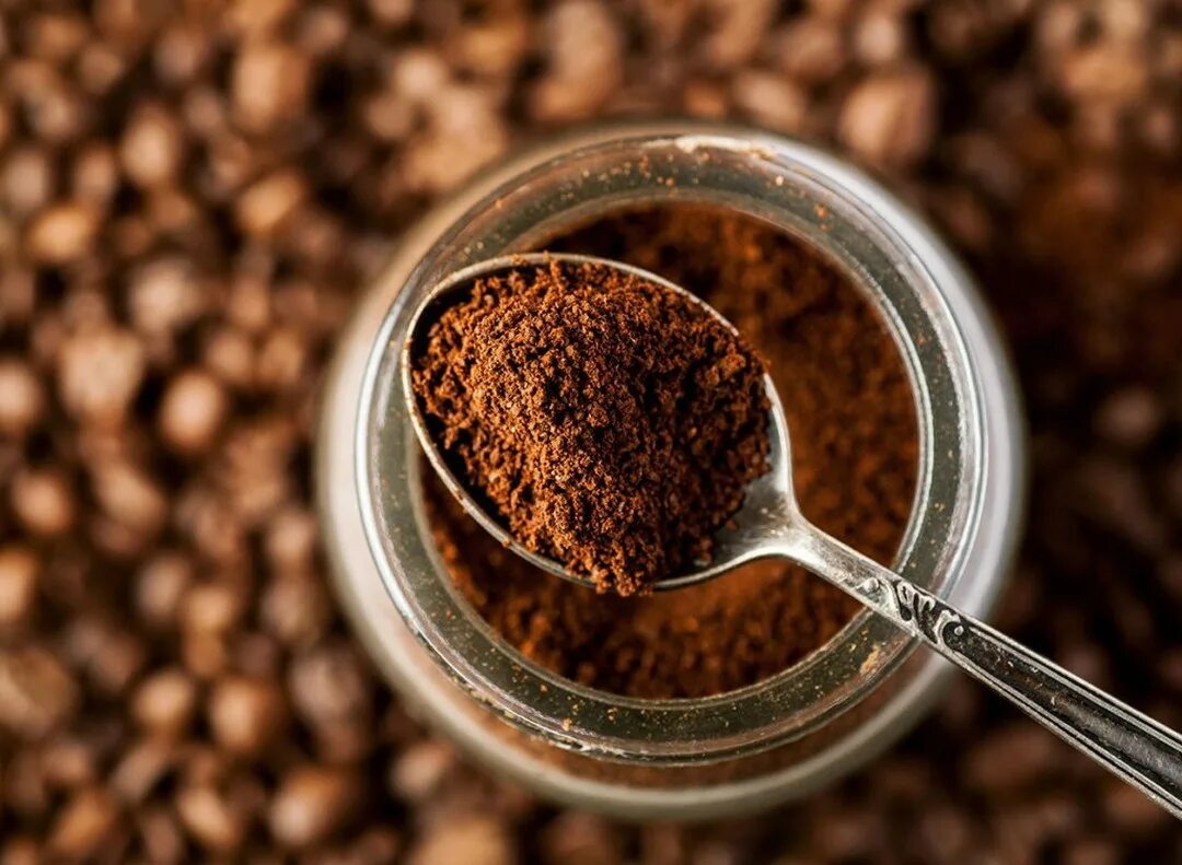 Молотый кофе чем отличается. Кофе ground coffee молотый. молотые зерна кофе. порошкообразный кофе. кофе молотый в растворимом.