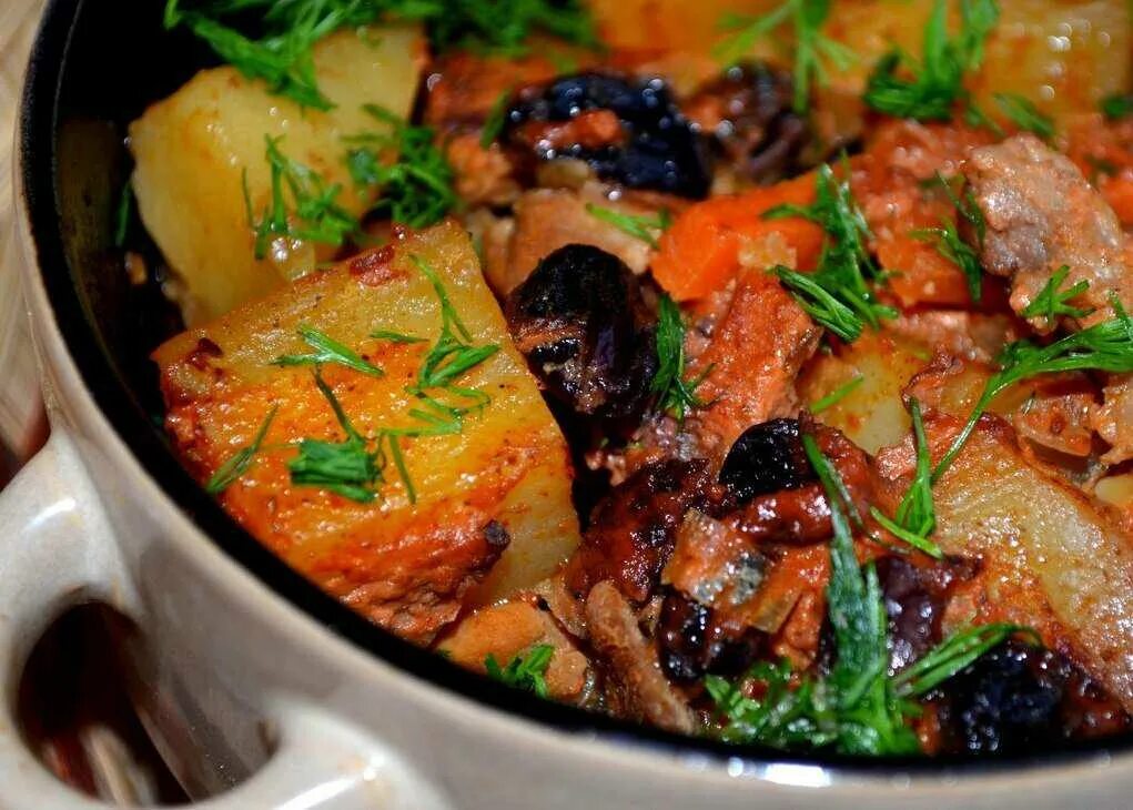 Мясо запеченное с овощами в духовке. Мясо с овощами в духовке. говядина с овощами в духовке. мясо запеченное с овощами. запечённые овтщи с мясом.