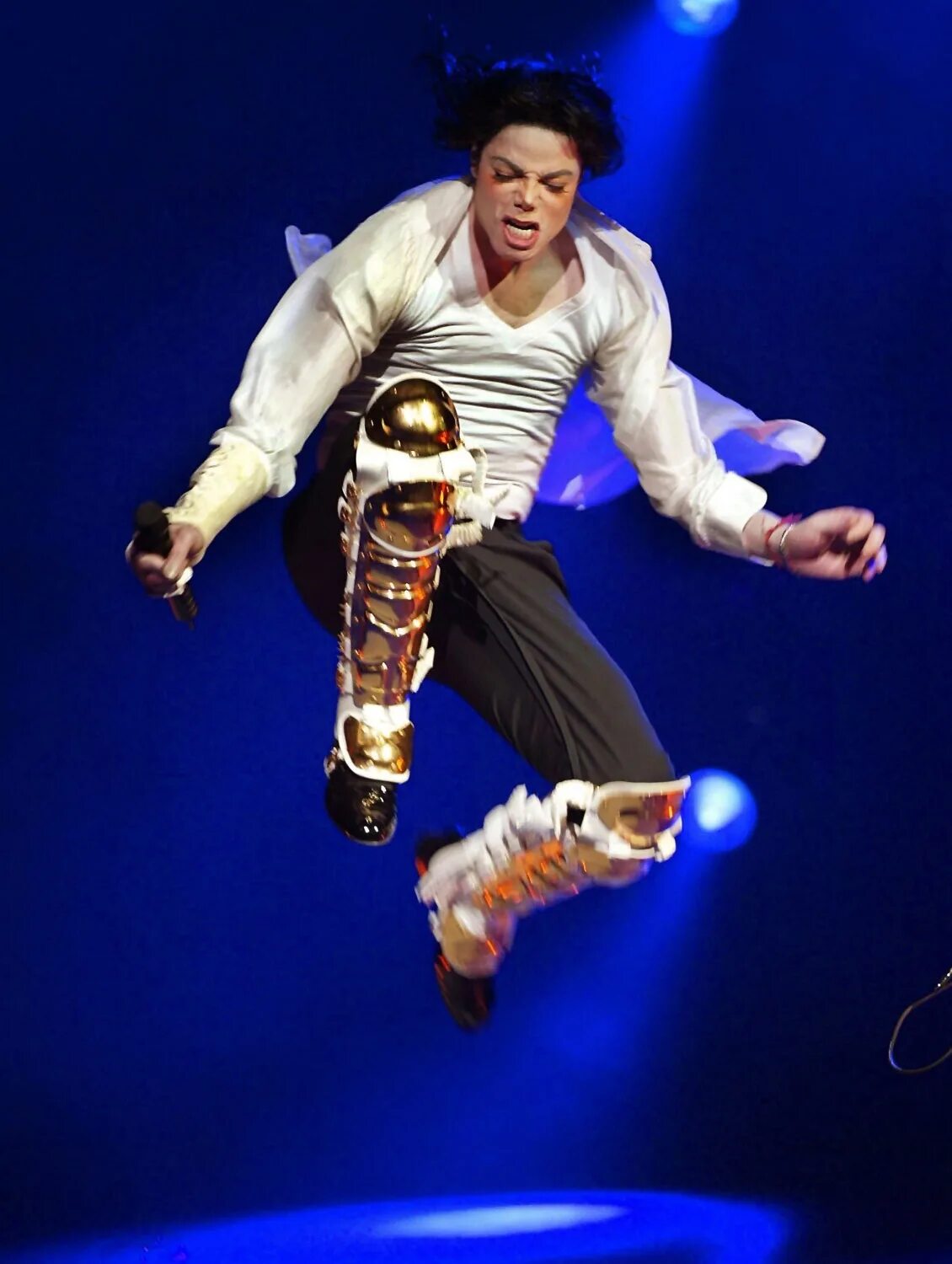 Известный двигаться. Майкл Джексон. Майкл Джексон прыжок. Майкл Джексон танец. Майкл Джексон знаменитый танец.