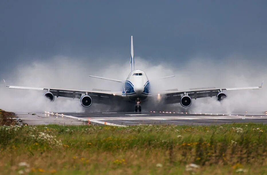 Скорость разгона самолета. Боинг 747 AIRBRIDGECARGO. Посадка самолета. Самолет разгоняется. Красивая посадка самолета.