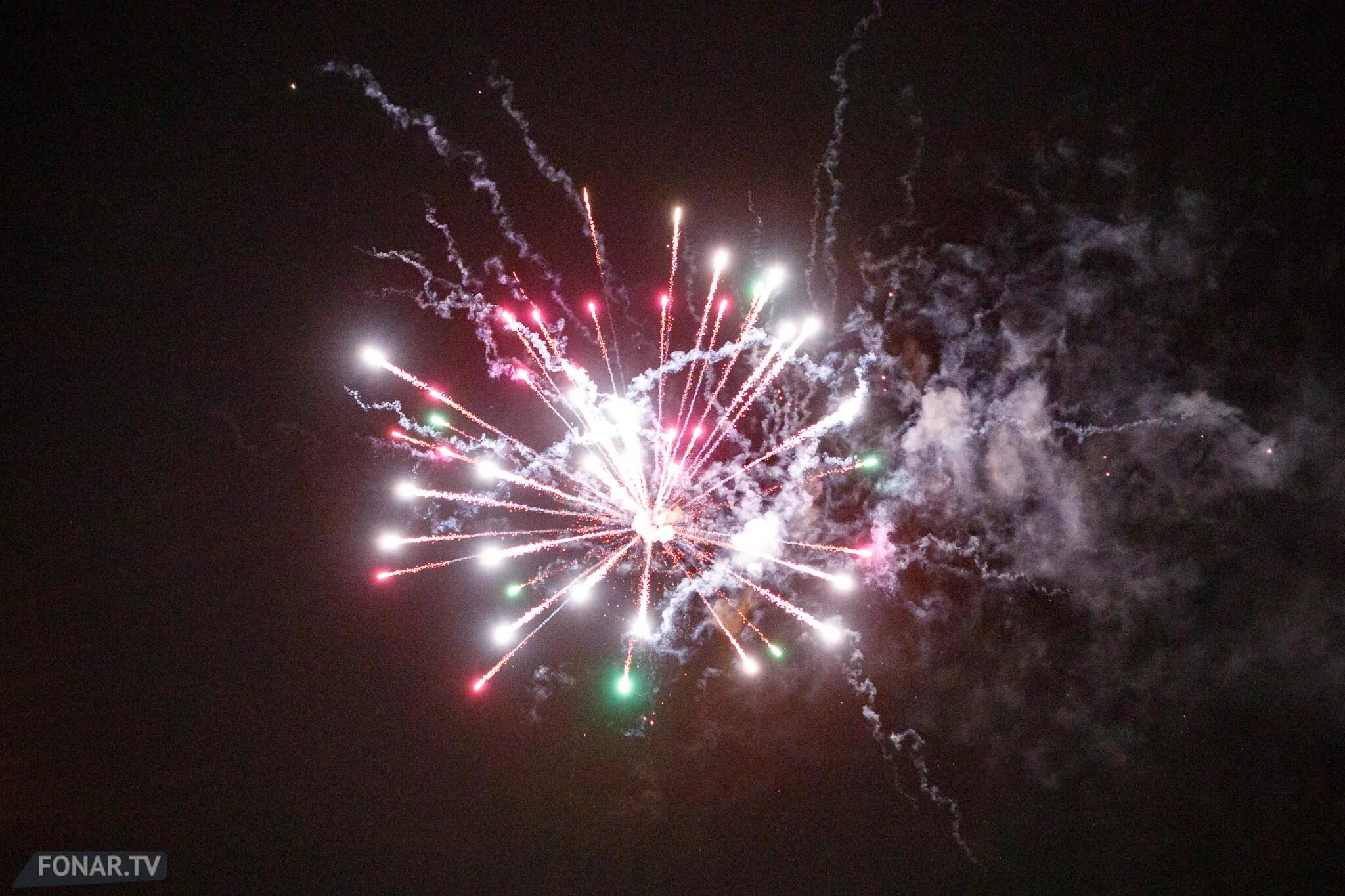 Салютуя. Что такое салютовать. Салютовать. Салют победителям. Солютовать или салютовать.