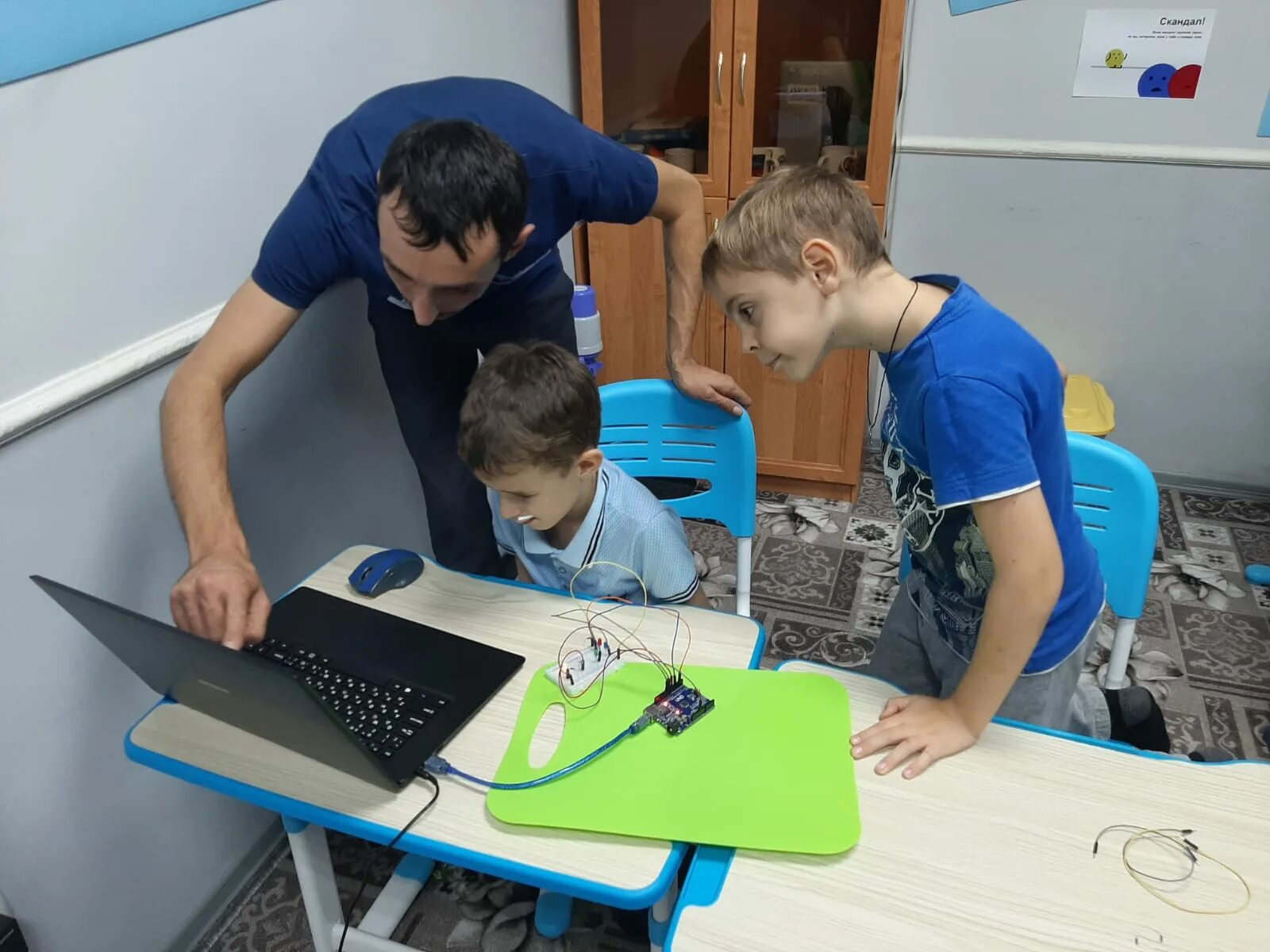 Школа программирования и робототехники. Робототехника. курсы по программированию. кружка по робототехники. робот программист.