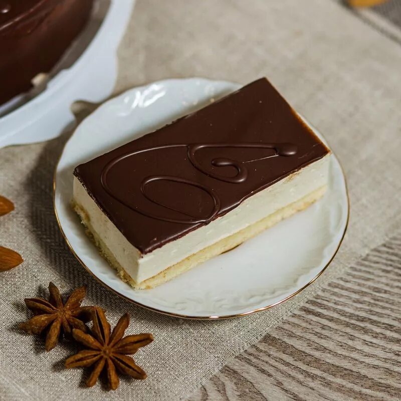 торт птичье молоко ссср. торт птичье молоко. как выглядит птичье молоко. разрез торта с суфле птичье молоко. суфлейное пирожное птичье молоко.