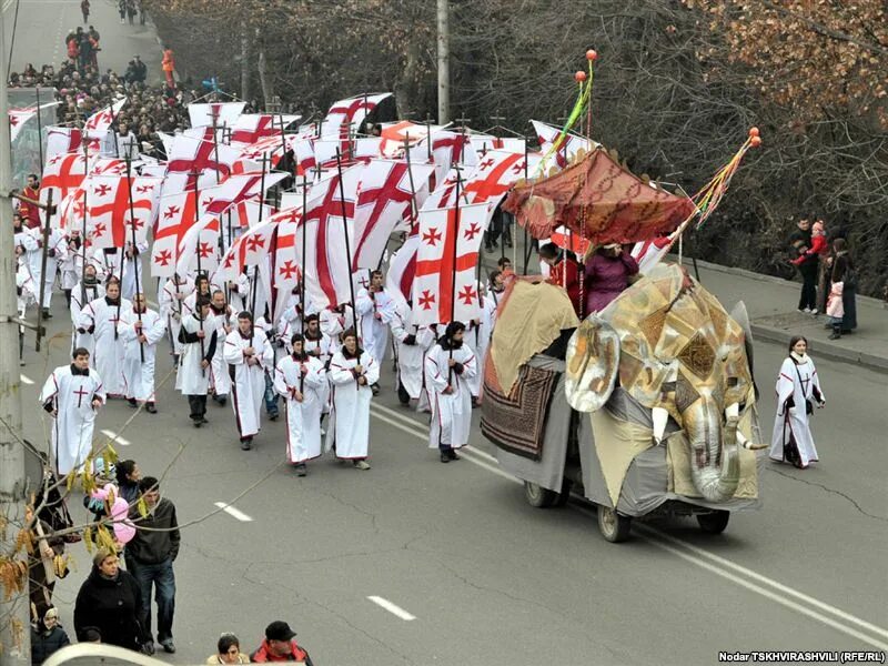 товлис бабуа грузия. рождественское шествие в грузии. чичилаки в грузии. грузинская елка. дед мороз в грузии товлис бабуа.