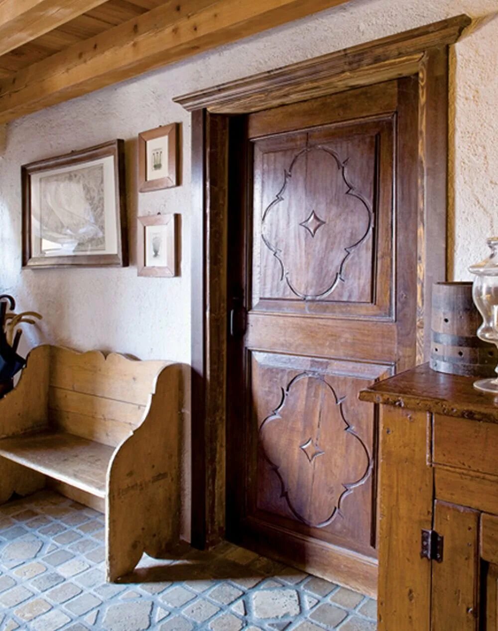 Шкаф в стиле шале. Двери шале. Амбарные двери шале. Входные двери в деревянном стиле. Деревянные двери в стиле шале.
