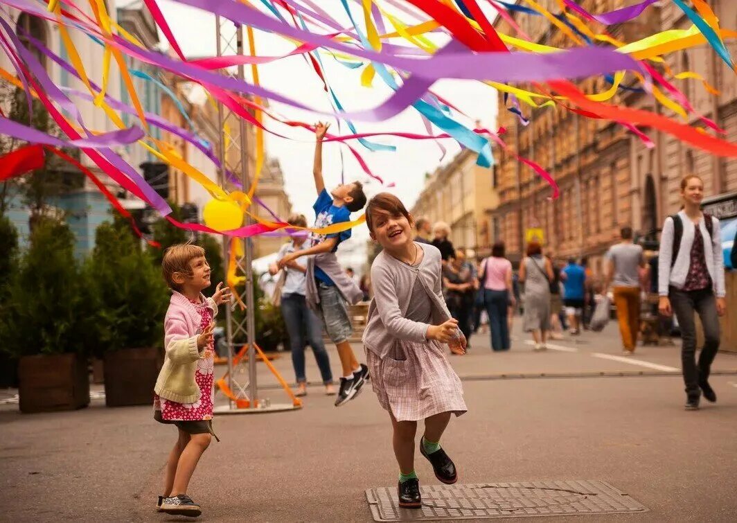Сходить с детьми 3 лет. Яркий человек на улице. прогулка по городу с детьми. дети в городе. счастливые люди на улице.