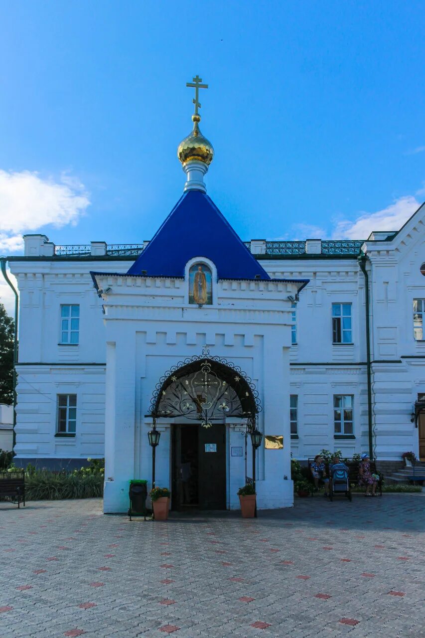 Монастырь в святой воде. Часовня в раифском монастыре. раифский монастырь святой источник. богородичный монастырь парадные ворота. красногорский богородицкий монастырь.