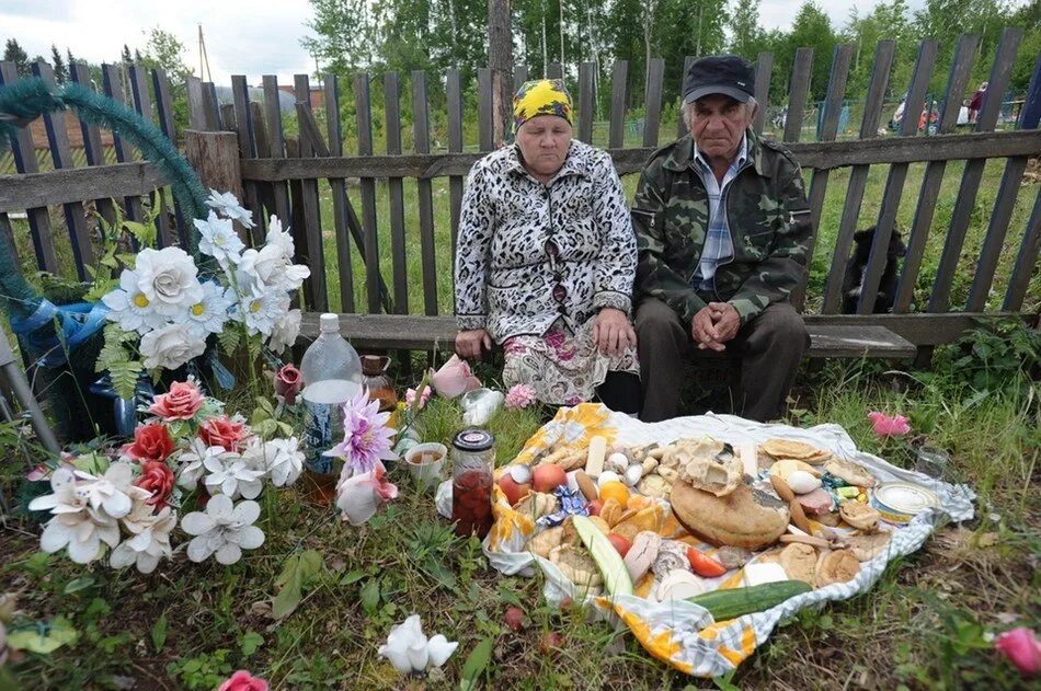 Поминки на пасху. Коми пермяки Семик. Семик у Коми Пермяков. Родительский день на кладбище. Пасха в деревне застолье.