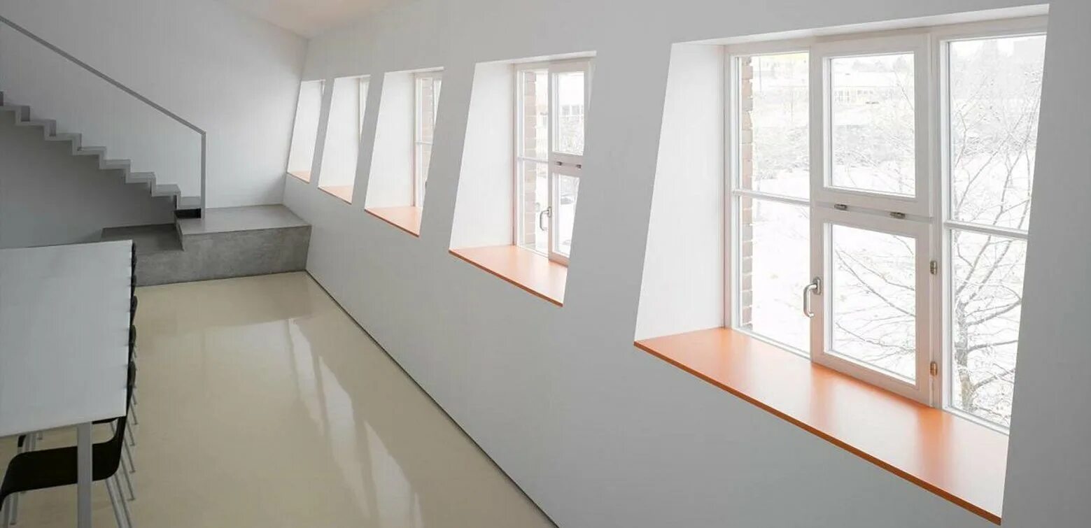 Подоконник вровень с откосами. Werzalit compact белый. Подоконник вровень со стеной. Подоконник moeller заподлицо со стеной. Дверь инвизибл профиль дорс под покраску.