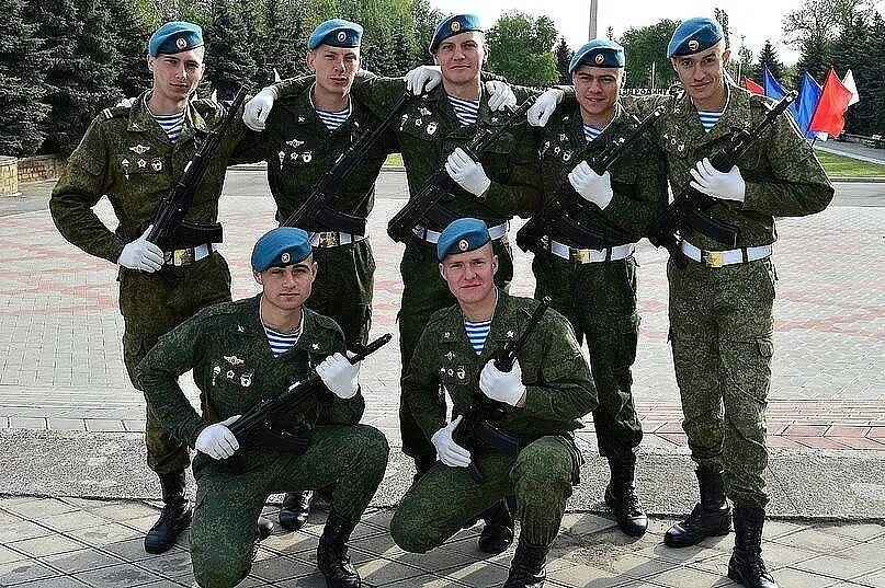 Крутые не оборачиваются на взрывы. Вот настоящие герои. Настоящий пацан. Крутой парень мем. Юные партизаны великой отечественной войны.