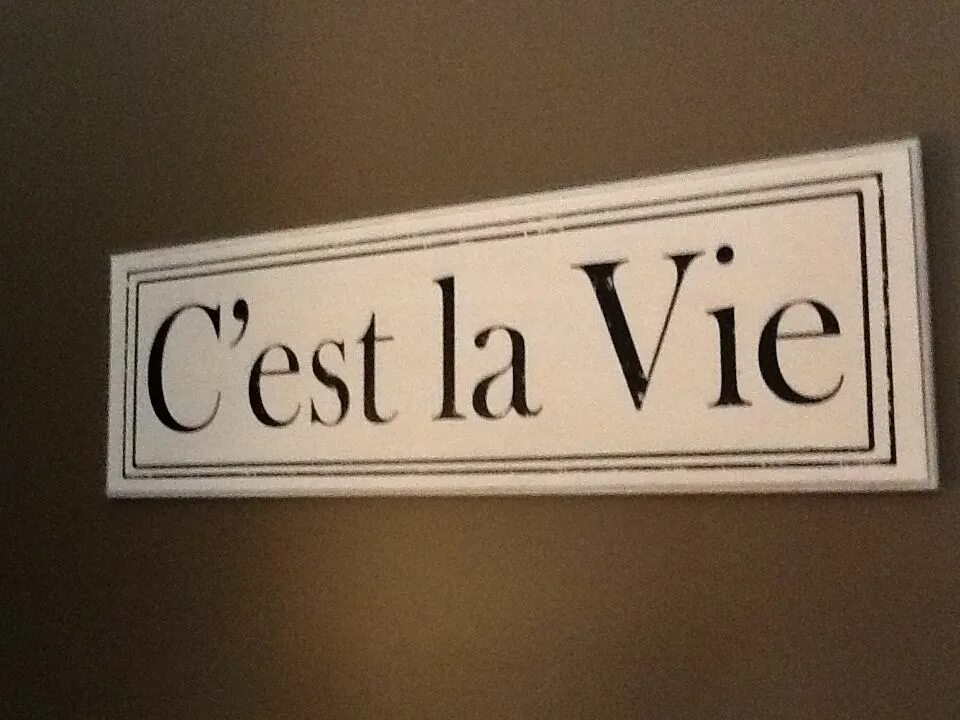 Перевод c est la vie на русский. Се ля ви такова жизнь. Селяви надпись. Надпись c'est la vie. Се ля ви картинки.