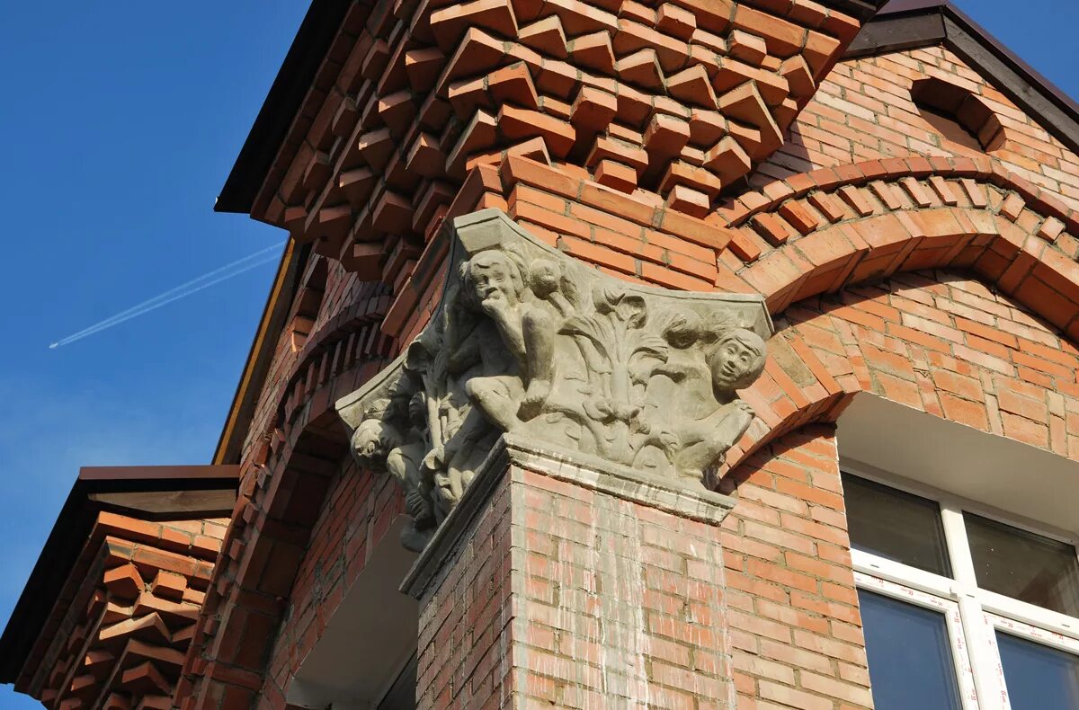 кирпичный карниз. карниз из кирпича. кирпичный карниз. старинные кирпичные окна. архитектурный карниз из кирпича.