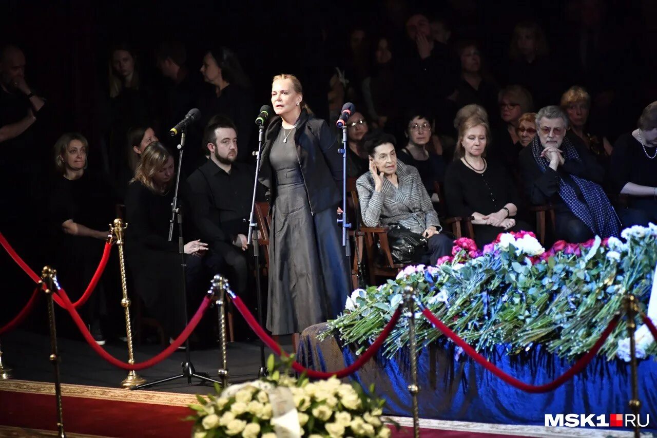 Во сколько прощание с ширвиндтом. Похороны владимира андреева. Прощание с владимиром андреевым. Во сколько прощание с ширвиндтом. Могила михаила михайловича державина на новодевичьем.