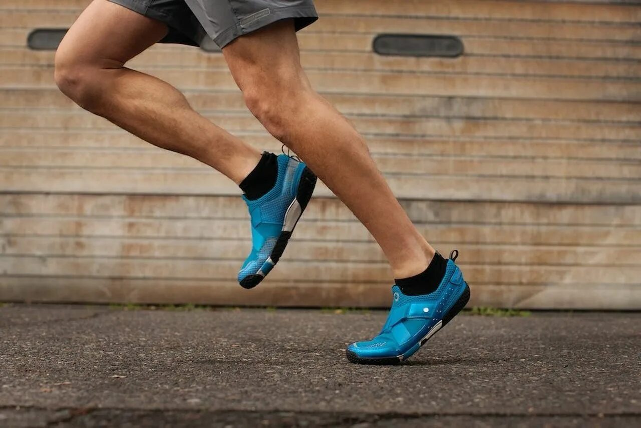 Running up going up. Невидимые кроссовки. running shoes. мужские кроссовки на невидимой платформе. running tramplin shoes.
