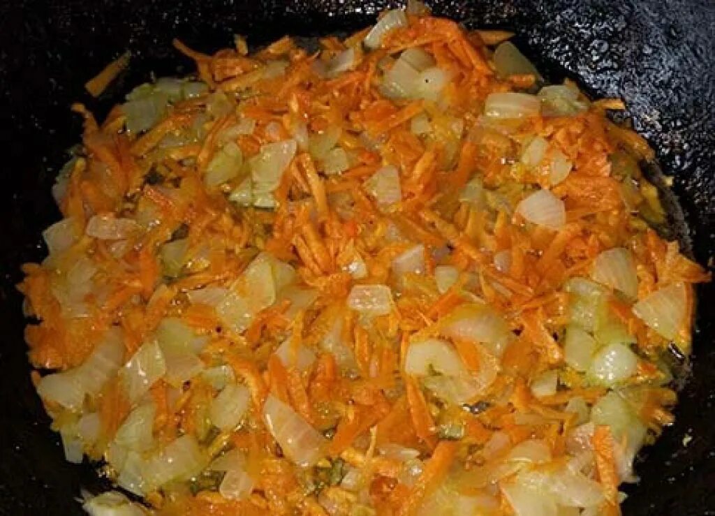 Жареная морковка с луком. Обжариваем морковь. Жареная морковь с луком. Тертая морковь тушеная. Морковь и лук на сковородке.