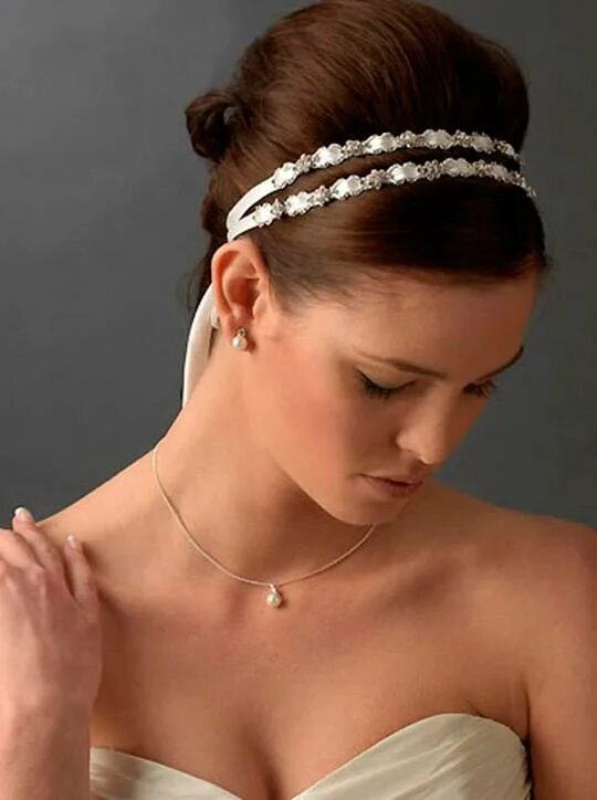 Греческая причёска с повязкой. Греческая причёска с повязкой. Греческую повязку. Греческий ободок для волос. Лампадион греческая прическа.