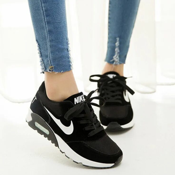 Найк черные женские. Кроссовки найк женские черные на белой подошве. Nike 924344-001. Кроссовки найк женские черные на белой подошве. Asos black nike trainers.