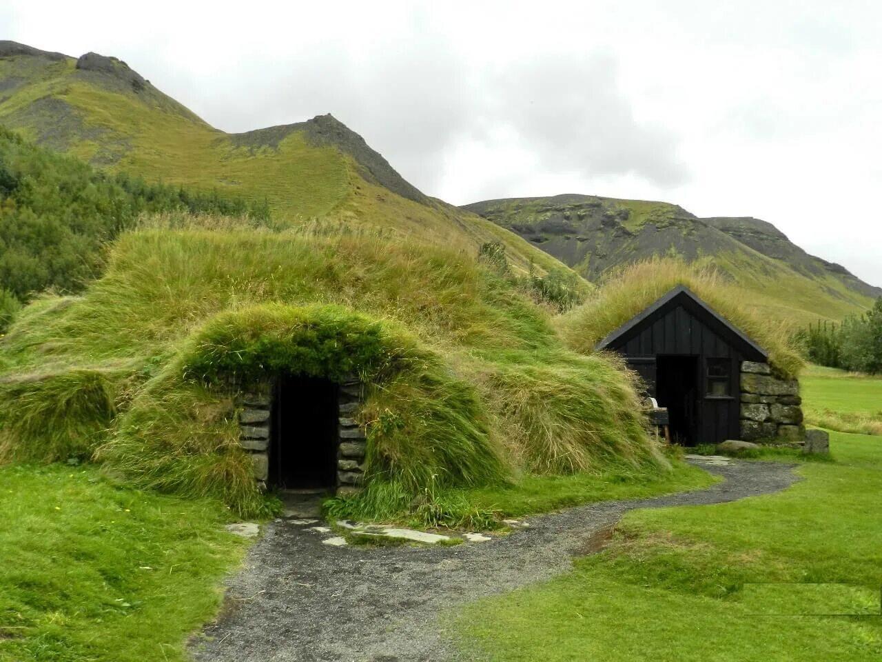 Земляная крыша. Дерновые землянки в Исландии. Дерновые домики Исландия. Торфяные землянки в Исландии. Бадстова Исландия.