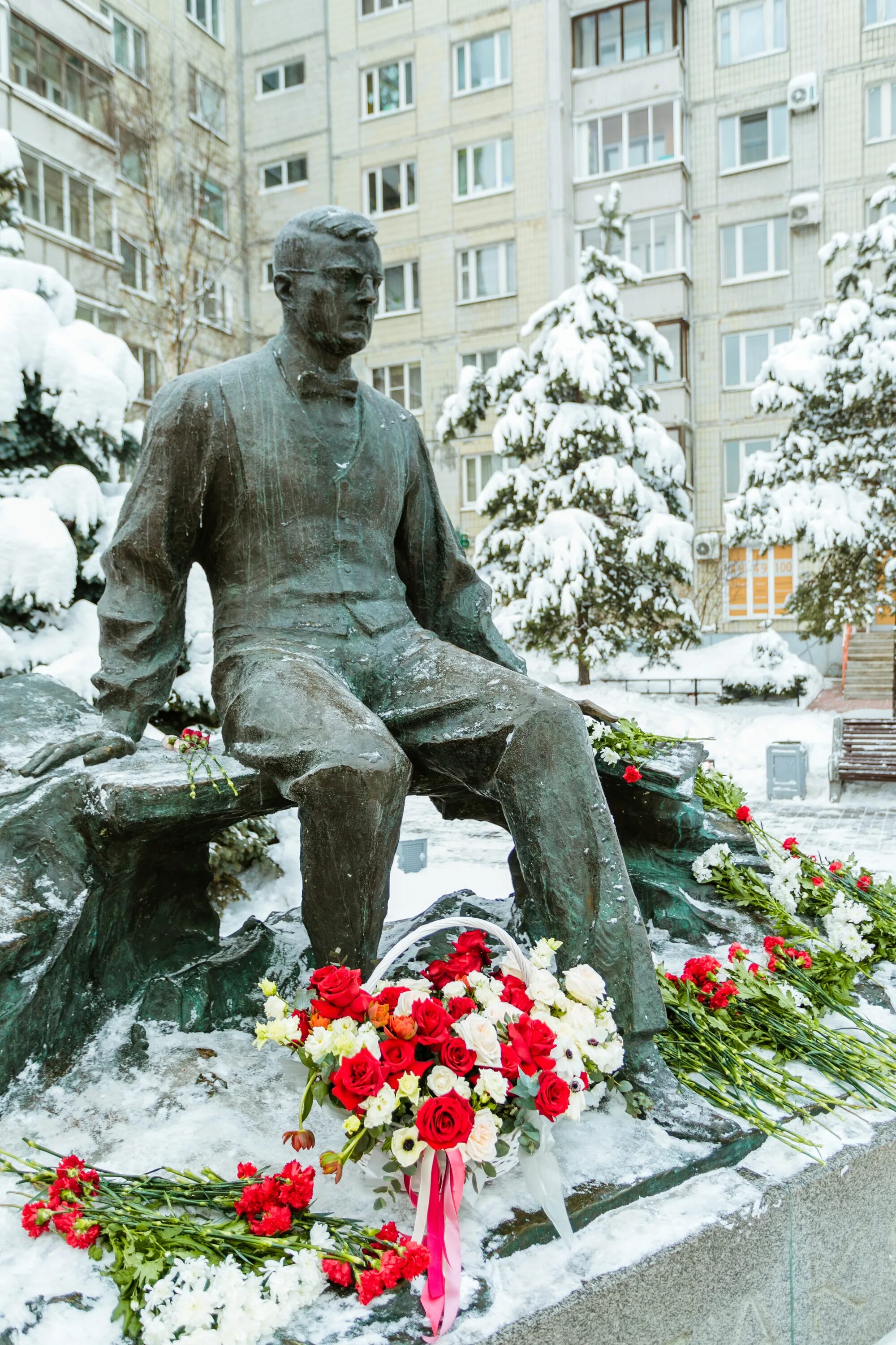 Памятник шостаковичу в санкт петербурге. Памятник шостаковичу в москве. памятник дмитрию шостаковичу москва. памятник шостаковичу спб. памятник дмитрию шостаковичу в самаре.