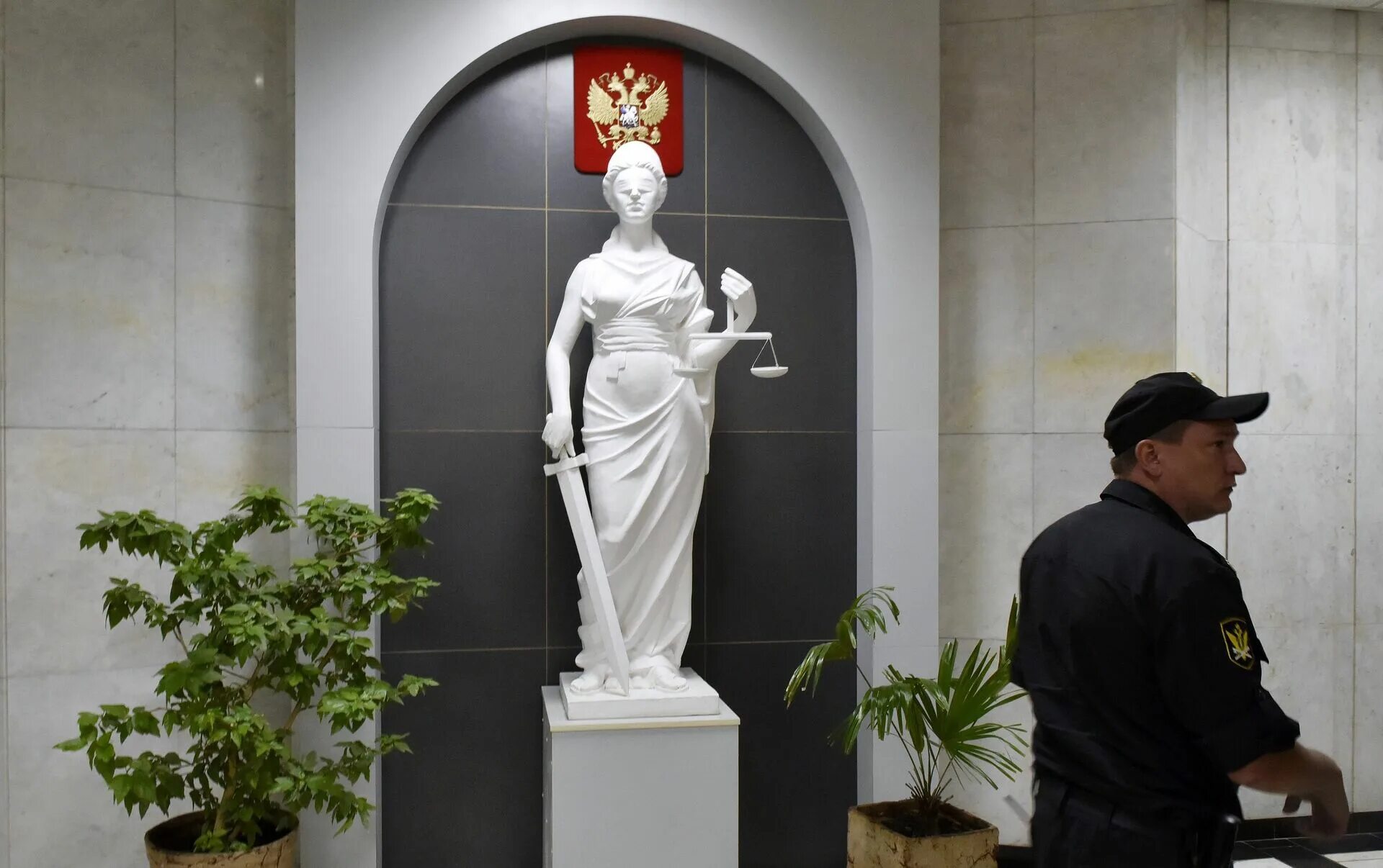 Богиня витрине. Статуя богини правосудия фемиды. фемида богиня правосудия памятник. фемида богиня скульптура.